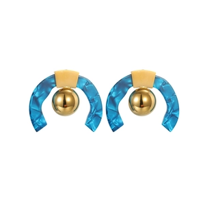 Boucles d'oreilles C géométriques en acrylique marbre bleu et boule dorée
