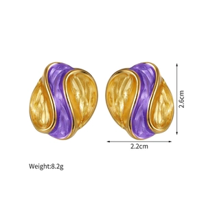 Vue détaillée de boucles d'oreilles ovales en émail violet avec dimensions 2,6 cm