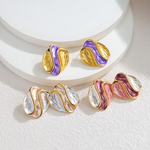 Trois paires de boucles d'oreilles géométriques en acier inoxydable et émail coloré