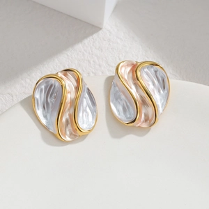 Boucles d'oreilles carrées 18k dorées avec texture artistique blanc nacré moderne