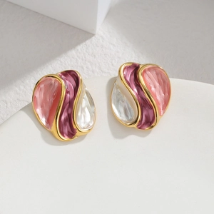 Boucles d'oreilles irrégulières plaquées or 18k avec texture émaillée rose et violet