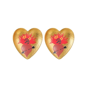 Boucles d'oreilles cœur vintage dorées avec motif sacré et texture martelée fine