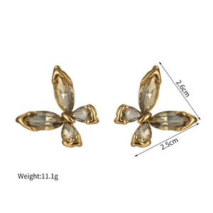 Vue détaillée des boucles d'oreilles papillon dorées 18k avec dimensions et poids
