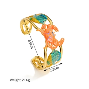 Détail macro du bracelet doré crabe et poisson, diamètre 6,6cm et largeur de 2,8cm