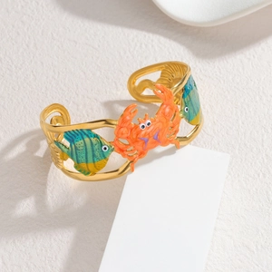 Bracelet jonc ouvert plaqué or 18k avec crabe et poissons tropicaux en émail coloré