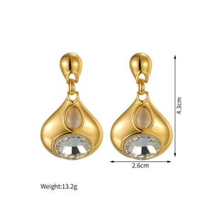 Détail des boucles d'oreilles goutte dorées 18k avec dimensions 4.3cm et poids 13.2g