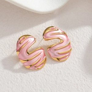 Moderne 18k vergoldete Edelstahl-Ohrringe im abstrakten Wellendesign mit rosa Emaille