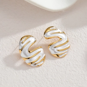 Moderne 18k vergoldete Edelstahl C-Form Ohrringe mit weißem Emaille-Tropfen-Finish