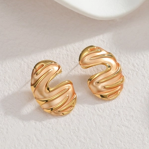 Minimalistische 18k vergoldete geometrische C-Ohrringe mit gerippter Textur