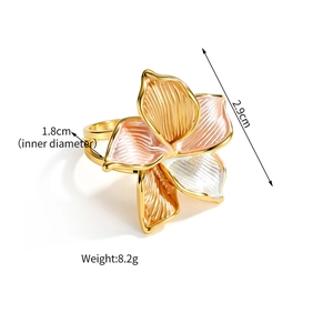 Makro-Detail des 2,9cm Tricolor-Blumenrings mit 18k Goldbeschichtung und Textur