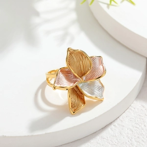 Detailansicht eines 3D-Blumenrings mit gebürsteten Metallblütenblättern in Gold-Ausführung