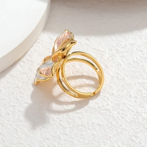 Details des 3D-Blumenrings mit rosa-silbernen Blüten und vergoldetem offenem Band