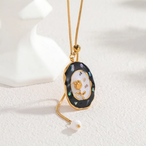 Collana vintage con ciondolo floreale ovale in oro 18k con conchiglia bianca e perla