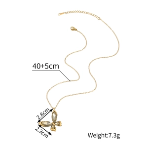 Detailweergave van vlinderhanger met 18k gouden ketting en afmetingslabels