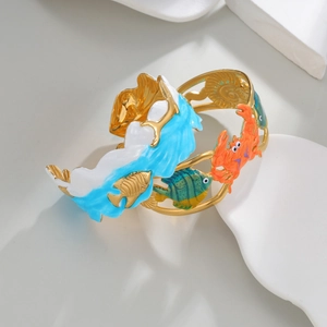 Bracelet jonc ouvert doré vintage avec crabe en émail poisson et motifs de vagues