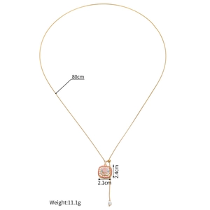 Détail du collier chaîne dorée 80cm avec pendentif rose 18k et spécifications