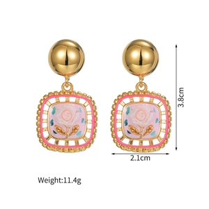 Dimensions détaillées des boucles d'oreilles carrées évidées en or 18k avec rose