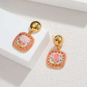Ensemble de boucles d'oreilles vintage carrées avec roses roses en relief sur métal doré