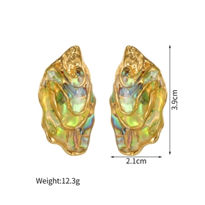 Detailed view of 18k gold irregular abalone shell earrings with dimension and weight labels