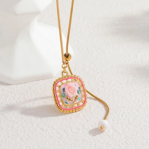Collier en acier inoxydable plaqué or 18 carats avec pendentif relief rose rose