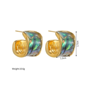 Vue détaillée des boucles d'oreilles en or 18k avec hauteur 1,7cm et opale