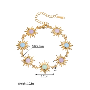 Detailansicht des 18k Gold-Sonnenblumenarmbands mit bunten Perlen und Karabinerverschluss