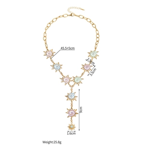 Detailansicht der 18k Gold Sonnenblumenkette mit lila-blauen Emaille-Anhängern und Maßen