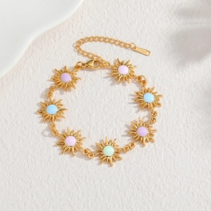 Goldenes Edelstahl-Sonnenarmband mit bunten Makronen-Emaille-Inlays und verstellbarem Verschluss
