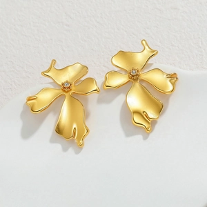 Elegant 18k gold irregular flower stud earrings with a small central crystal accent