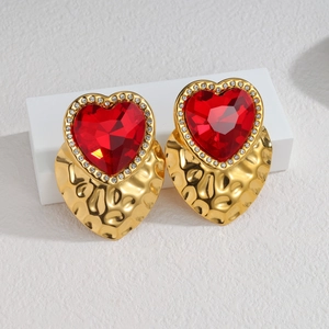 Vintage 18k gold hammered heart stud earrings with red stone and zircon pavé