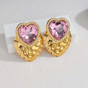 Chic 18k gold heart stud earrings featuring pink crystal and hammered metal texture