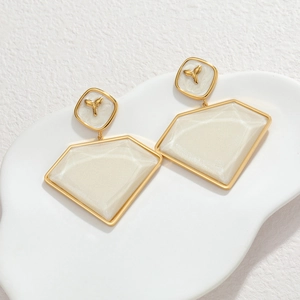Orecchini geometrici in acciaio placcati oro 18k con inserto bianco perlato