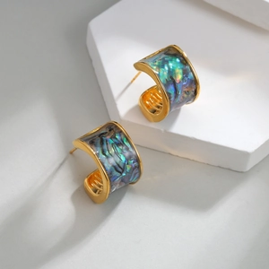 Boucles d'oreilles C en acier doré 18 carats avec incrustation de nacre irisée
