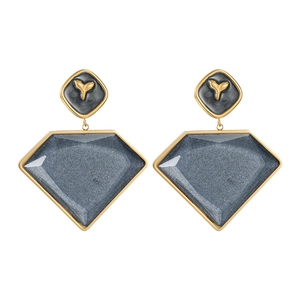 Orecchini geometrici in oro 18k con resina grigia e motivo a coda di balena su bianco