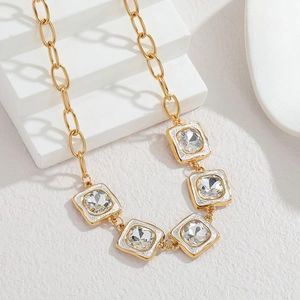 Collier à grosse chaîne dorée 18 carats avec cinq pendentifs carrés en zircon et émail