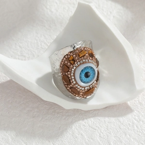 Bague en acier inoxydable martelé avec œil maléfique bleu et pierres blanches