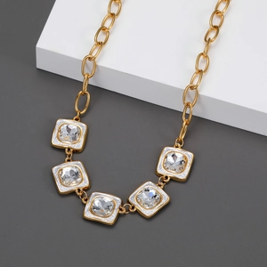 Collier Pendentif Carré Géométrique En Acier Inoxydable Plaqué Or 18K Zircone Émail Blanc Incrusté Chic Vintage Femmes