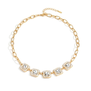 Collier doré élégant avec cinq pendentifs carrés en zircone sur un fond blanc