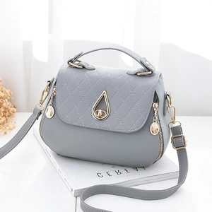 Sac bandoulière gris matelassé avec fermoir goutte doré et bandoulière réglable