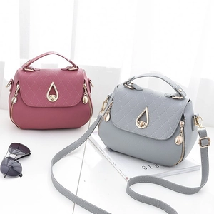 Sacs à bandoulière en cuir matelassé rose et gris avec fermoir métallique sur blanc