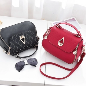 Sac bandoulière femme avec surpiqûres losanges, texture litchi rouge et fermoir goutte d'eau