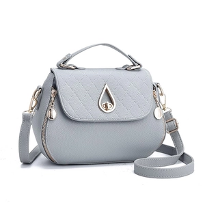 Sac bandoulière chic en cuir matelassé gris clair avec poignée et détails dorés