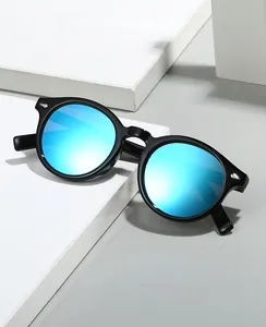 Detail der polarisierten Sonnenbrille 2025 mit schwarzem Rahmen und blauen Spiegelgläsern