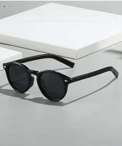 Detailansicht der schwarzen runden polarisierten Retro-Sonnenbrille mit Metallnieten