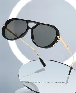 Detail einer Vintage Pilotensonnenbrille mit goldenem Doppelsteg und dunklen Gläsern