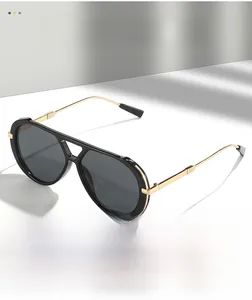 Makroaufnahme einer Pilotensonnenbrille mit Doppelsteg und goldenen Metallbügeln