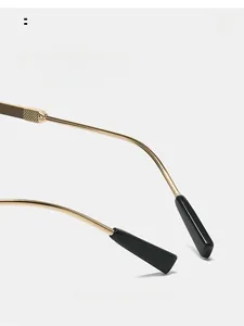 Details von geschwungenen Goldmetallbügeln für bequemen Sitz der Sonnenbrille