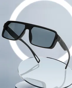 Détail des lunettes noires carrées avec charnière en métal et verres anti-lumière bleue