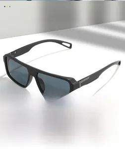 Détail de lunettes de soleil carrées noires avec branche en métal et embouts ajourés