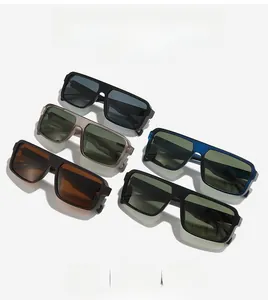 Vue détaillée de lunettes de soleil carrées multicolores montrant le matériau durable
